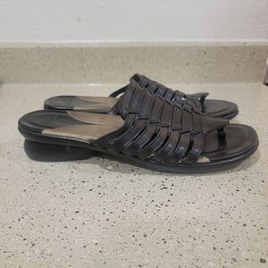 Dansko Women's Size 9.5 Black Leather Strappy Thong Sandle With 1 Inch Heel